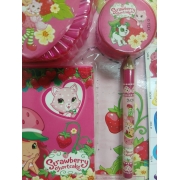 Strawberry Shortcake:  สตรอเบอรี่ ช็อทเค้กกับเพื่อนซี้หวานฉ่ำ + ชุดเครื่องเขียน **รบกวนเลื่อนดูสภาพหนังสือก่อนการสั่งซื้อ**